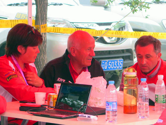 法國多士德公司老板安德烈士-多士德探訪營地