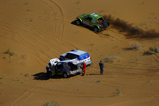 互助、自救沙漠賽中常見(jiàn)畫(huà)面(孫燕初/攝)