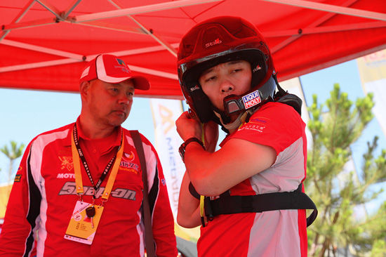 東方賽車(chē)隊(duì)經(jīng)理徐軍與車(chē)手馬淼