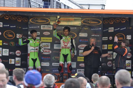 何智鋒和唐俁在頒獎(jiǎng)臺(tái)上。