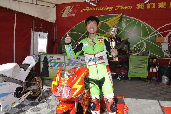 唐俁非常高興地手捧冠軍獎杯和座駕合影。