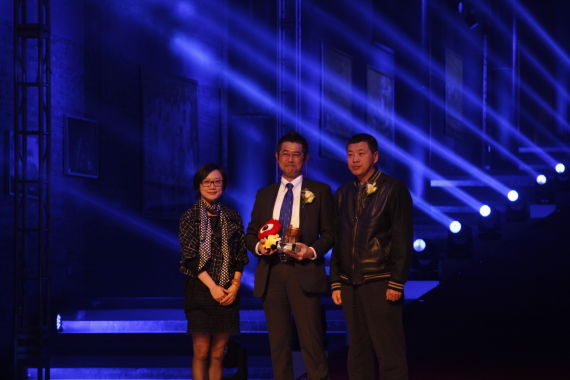 中國汽車工業(yè)協(xié)會摩托車分會秘書長李彬/上海音樂學(xué)院作曲系的副教授、著名的樂評人田藝苗共同為川崎重工管理(上海)有限公司摩托車部總經(jīng)理近谷英悟頒獎