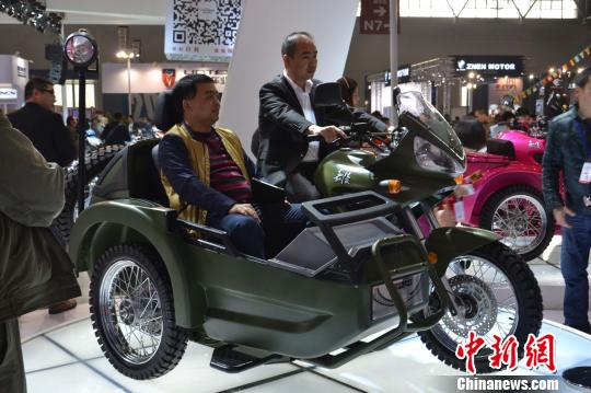 圖為市民感受復(fù)古&ldquo;侉子&rdquo;摩托車。鄭杰卓　攝