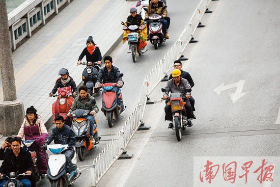 從明天起，隨著最后一批民用摩托達到法定報廢年限，南寧將進入&ldquo;無摩時代&rdquo;。圖為1月8日，一輛摩托從邕江大橋機動車道駛過。記者