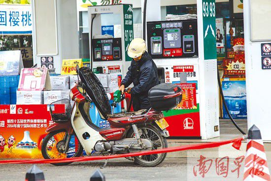 1月4日，一男子在東寶路一加油站內給摩托車加油。