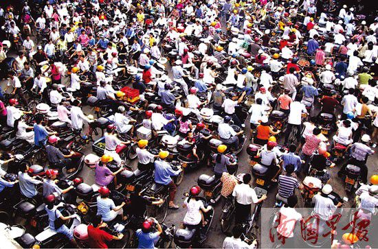 在21世紀初，南寧市擁有數(shù)十萬輛摩托車，就當時而言，南寧可稱中國的&ldquo;摩托之城&rdquo;。網(wǎng)絡圖片（請作者與南國早報聯(lián)系）