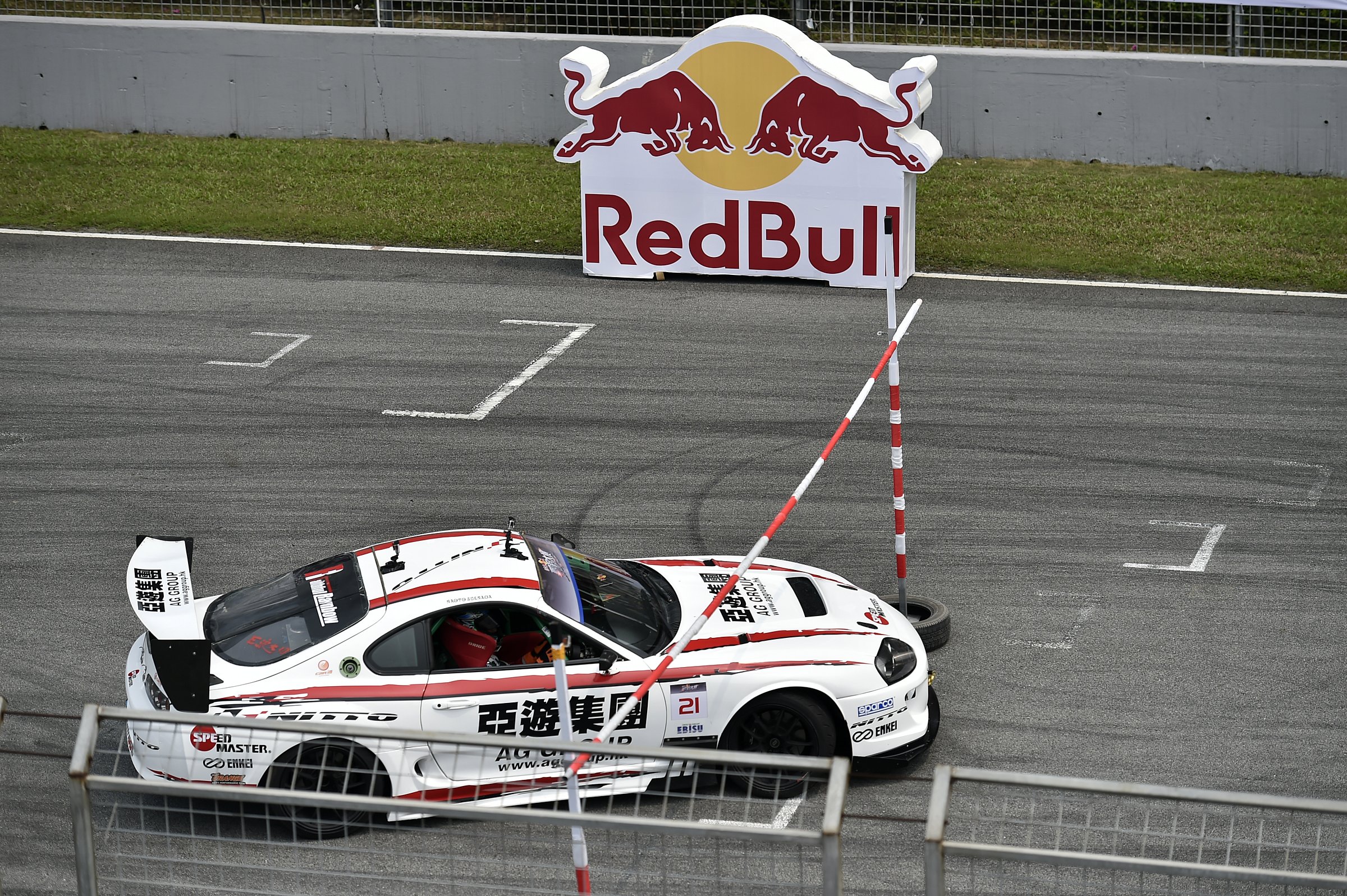 車手需駕駛賽車飄移過跳高架