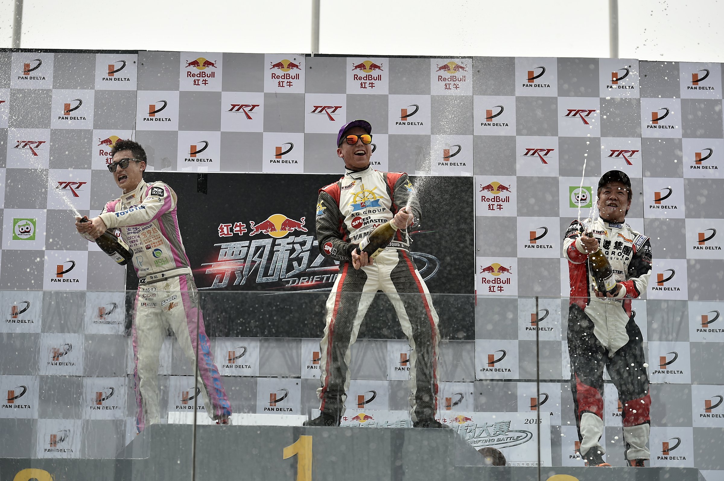 2015年紅牛飄移大賽春季賽障礙賽落幕，澳大利亞車手杰克&middot;瓊斯（Jake Jones）以21.296秒的成績獲得冠軍，中國車手薛昆（火昆）、日本車手末永直登（Naoto Suenaga）分獲二、三名