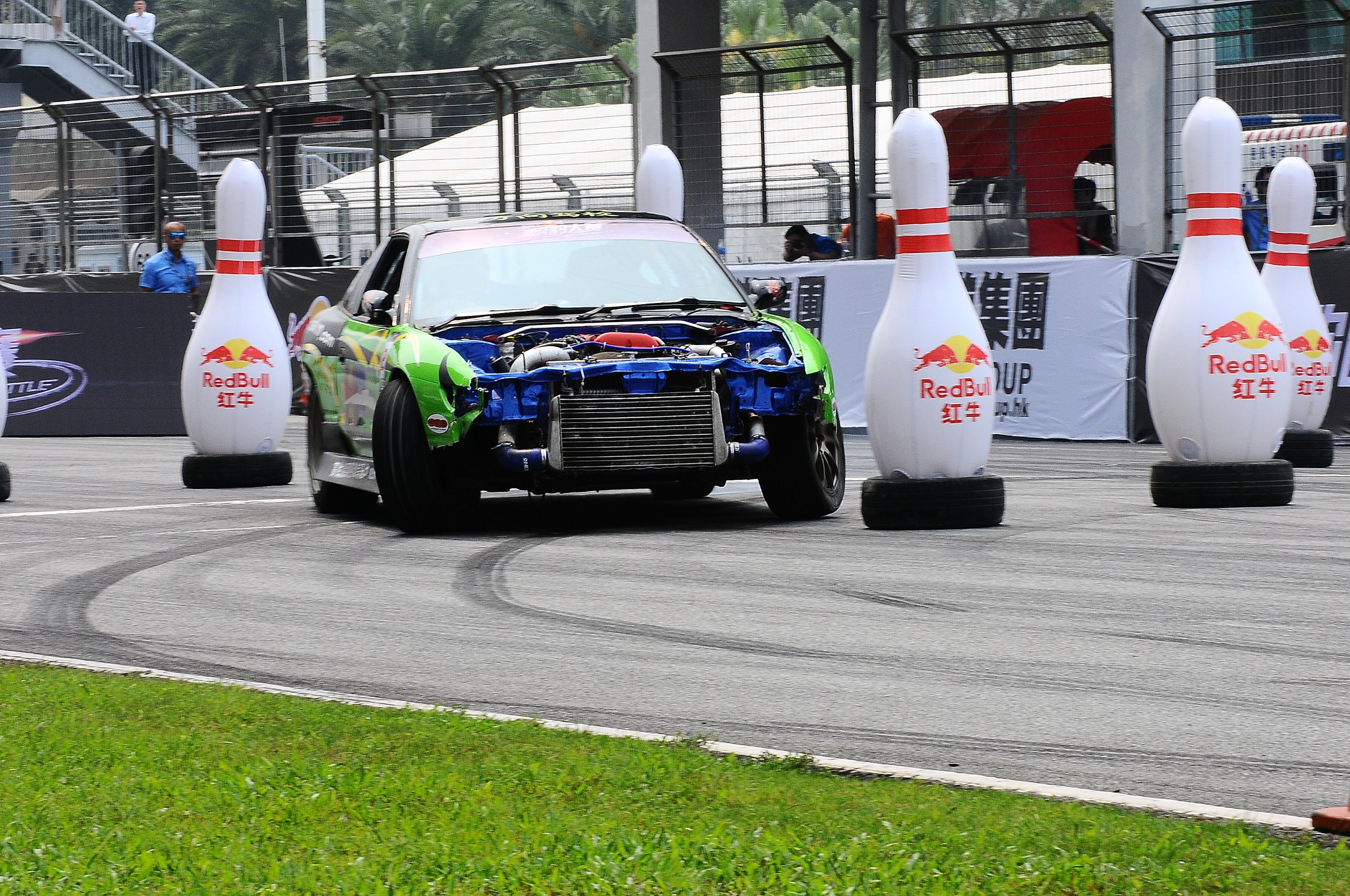 車手穿越比賽最后一個道具保齡球