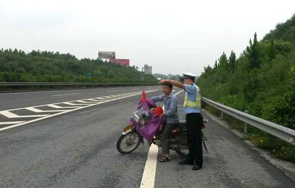 摩托車上高速的那點(diǎn)事 不戴頭盔記2分罰200