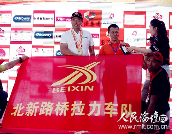 周田上臺領(lǐng)取首個(gè)賽段金頭盔獎（張新斌 攝）