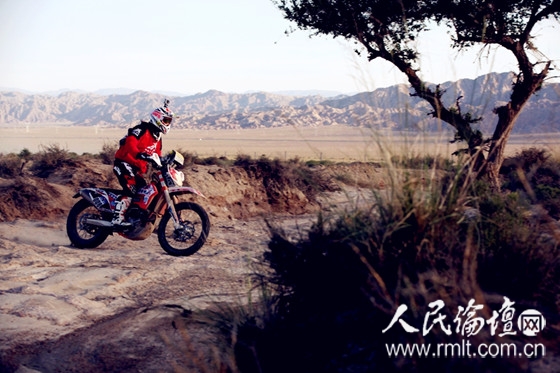 正在過干溝的蘇文敏（張新斌 攝）