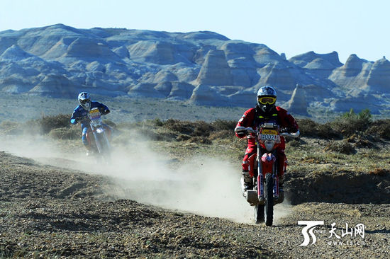 2015中國環(huán)塔國際拉力賽第七賽段途徑&ldquo;海上魔鬼城&rdquo;。