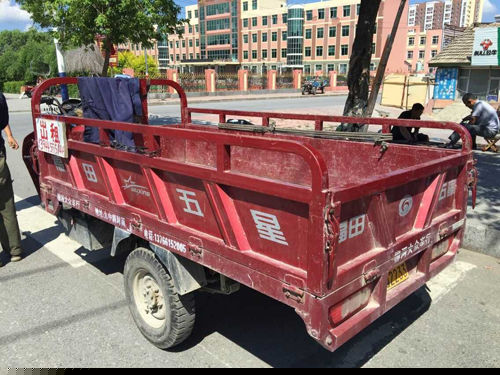 為什么福田經(jīng)銷商忽然以協(xié)議方式進(jìn)行隱秘銷售超標(biāo)車呢？一位了解內(nèi)情的人告訴記者，福田經(jīng)銷商意圖規(guī)避欺詐消費(fèi)者的責(zé)任。他們用合同方式明確是消費(fèi)者定制，那就把消費(fèi)者界定為自己特殊要求定制的，而不是他們常規(guī)生產(chǎn)銷售的。這樣一來(lái)，如果消費(fèi)者因質(zhì)量問(wèn)題舉報(bào)，那么，經(jīng)銷商就可以規(guī)避欺詐消費(fèi)的責(zé)任，從而逃避消費(fèi)者權(quán)益保障法的懲罰性賠償。