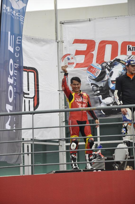 郭俊祺代表車隊領取年度制造商總冠軍