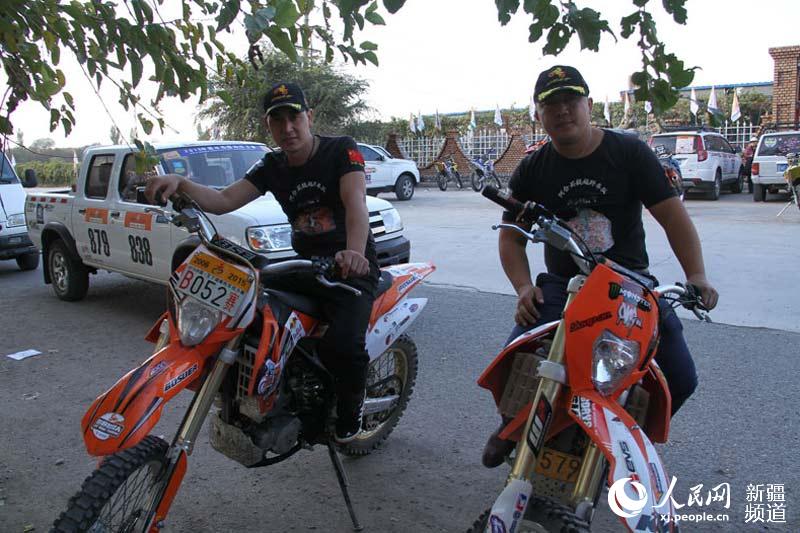 代表人民網(wǎng)參加2015年中國&middot;吐魯番第十屆環(huán)艾丁湖摩托車?yán)愡x手艾合買提江（左）和佟春越龍（右）。 王濤 攝