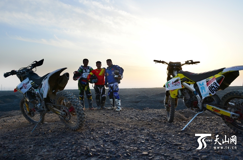 天山網(wǎng)全媒體車隊出征2015中國&middot;吐魯番第十屆環(huán)艾丁湖摩托車拉力賽。