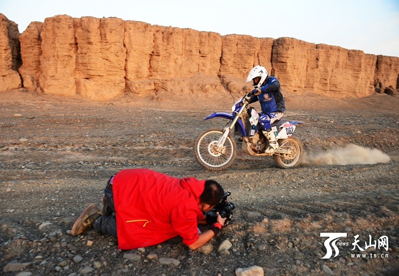 天山網(wǎng)全媒體車隊出征2015中國&middot;吐魯番第十屆環(huán)艾丁湖摩托車拉力賽。
