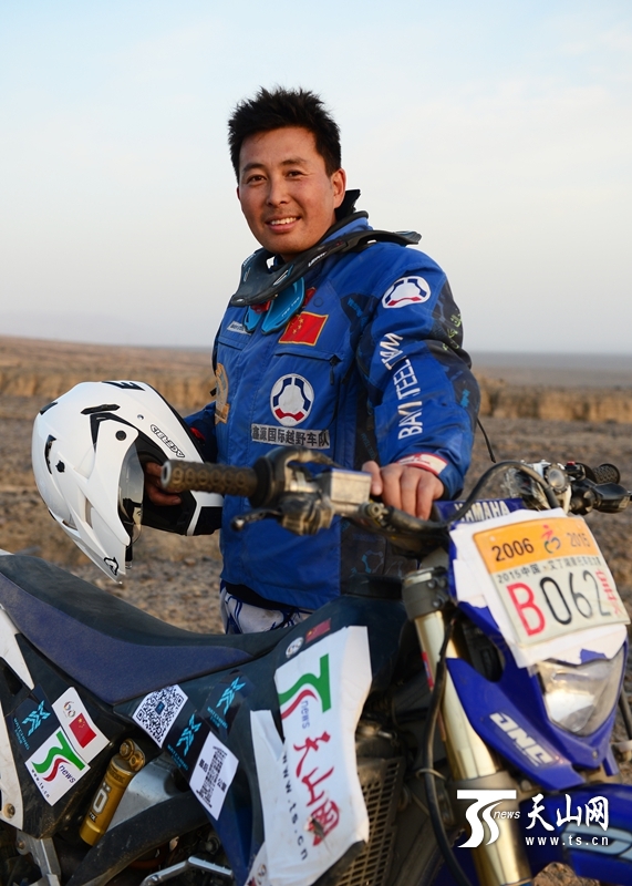 天山網(wǎng)全媒體車隊出征2015中國&middot;吐魯番第十屆環(huán)艾丁湖摩托車拉力賽。