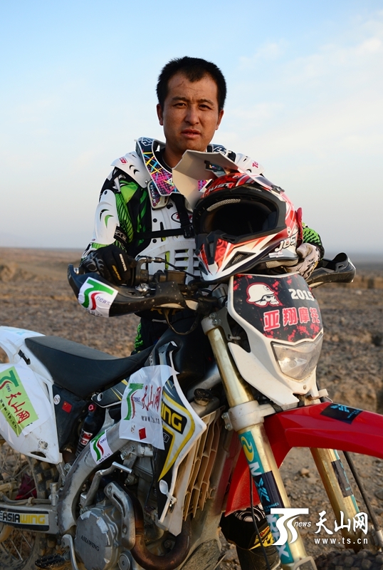 天山網(wǎng)全媒體車隊出征2015中國&middot;吐魯番第十屆環(huán)艾丁湖摩托車拉力賽。