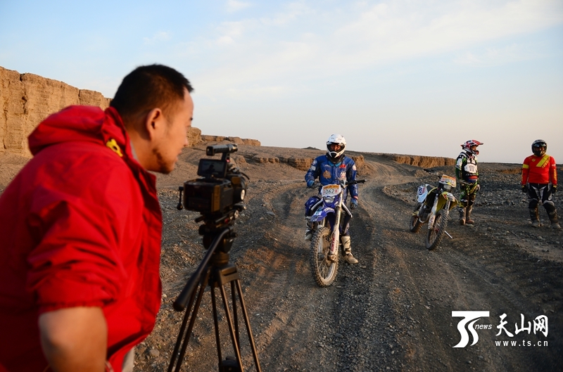 天山網(wǎng)全媒體車隊出征2015中國&middot;吐魯番第十屆環(huán)艾丁湖摩托車拉力賽。