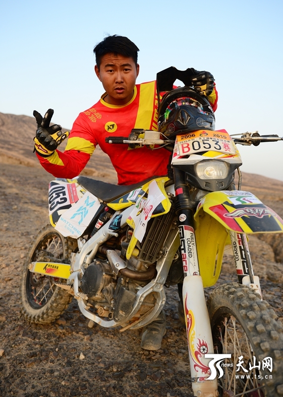 天山網(wǎng)全媒體車隊出征2015中國&middot;吐魯番第十屆環(huán)艾丁湖摩托車拉力賽。
