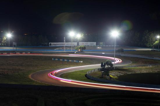 天馬4小時(shí)耐力賽夜賽畫(huà)面美輪美奐
