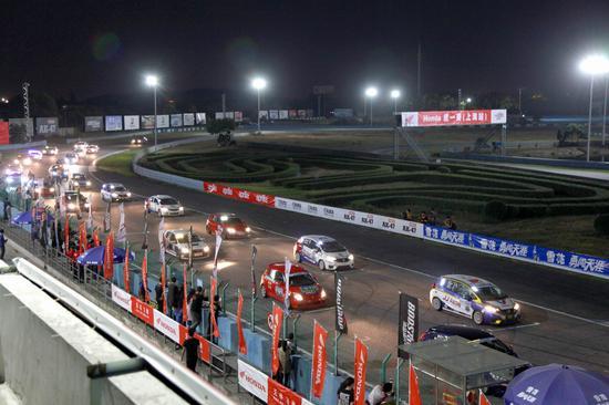 天馬4小時(shí)耐力賽群車(chē)待發(fā)