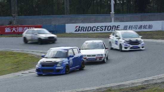 賽車經(jīng)過普利司通彎
