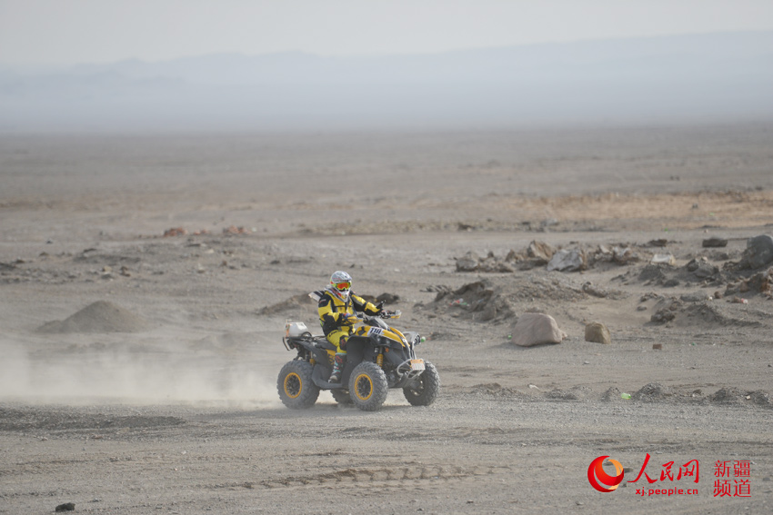 一輛賽車在地形復雜的戈壁灘上飛速行駛。徐蒙 攝