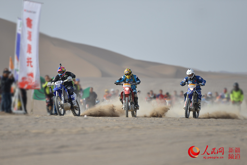 2015環(huán)艾丁湖拉力賽進入第四賽段，圖為選手發(fā)車起步瞬間。徐蒙 攝