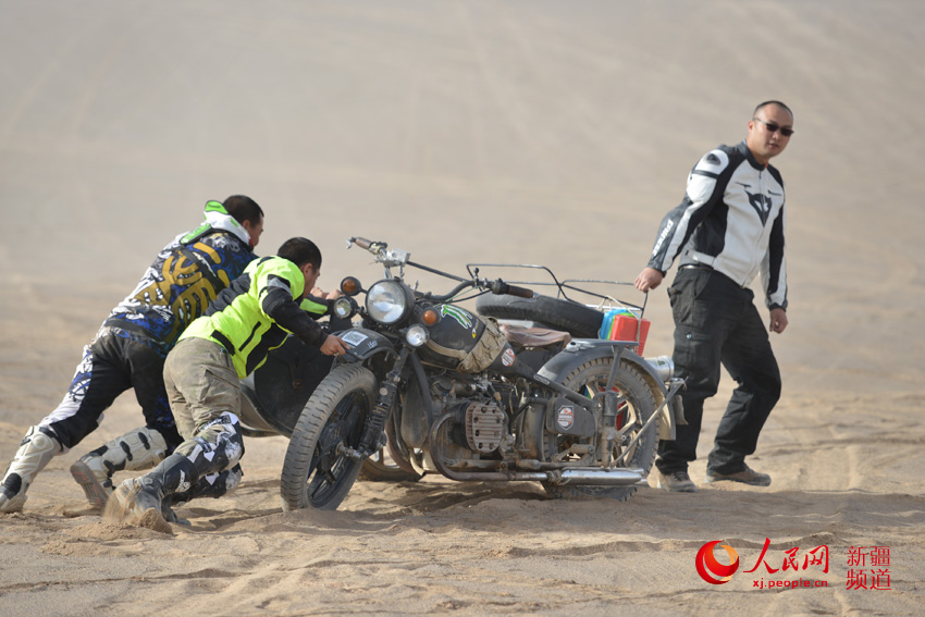 眾人合力解救一輛陷入沙坑的&ldquo;三蹦子&rdquo;。徐蒙 攝