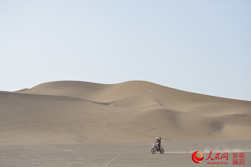 一名賽車手在比賽途中不忘對著鏡頭擺pose。徐蒙 攝