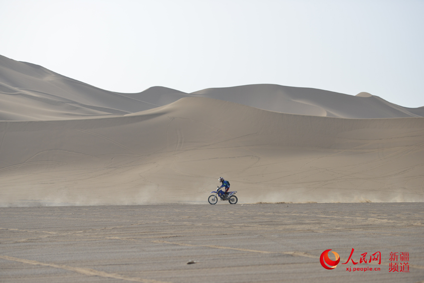 追風的賽車手疾馳而過，留下一串慢慢飄散的沙塵。徐蒙 攝