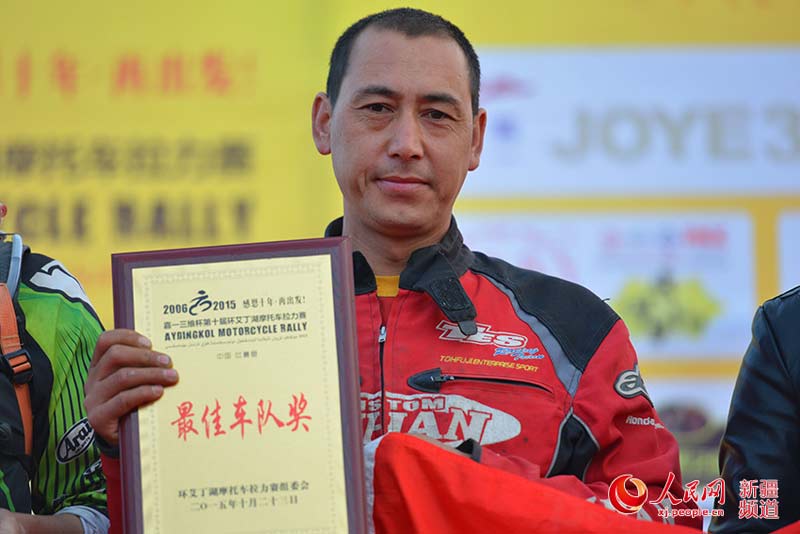 人民網(wǎng)車隊車手艾合買提江代表車隊上臺領獎。徐蒙 攝