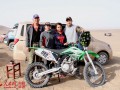 環(huán)艾丁湖摩托車拉力賽見聞：一人參賽 全家人一路跟隨助威