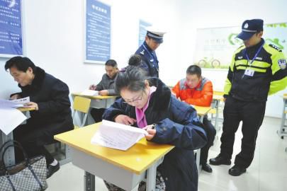 摩托車涉及違法被暫扣，車主處理違法、提車、再掛牌、辦證需要去三個地方，很多人嫌麻煩選擇了放棄。近日，天橋交警大隊所屬七中隊設立&ldquo;一站式違處服務點&rdquo;，為摩托車違法處理開通了快捷服務，將暫扣的二、三輪摩托車集中起來，車主前來提車的同時可辦理學習、考證、掛牌等一系列業(yè)務，節(jié)省了時間成本。