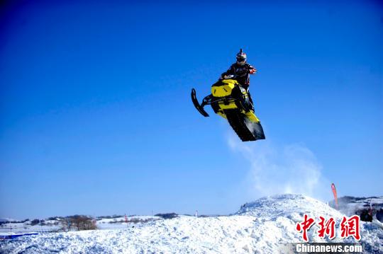 來自美國的專業(yè)教練在進(jìn)行精彩的特技表演　王立群　攝