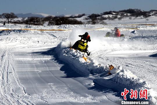 參賽選手在賽場(chǎng)上馳騁　張帆　攝