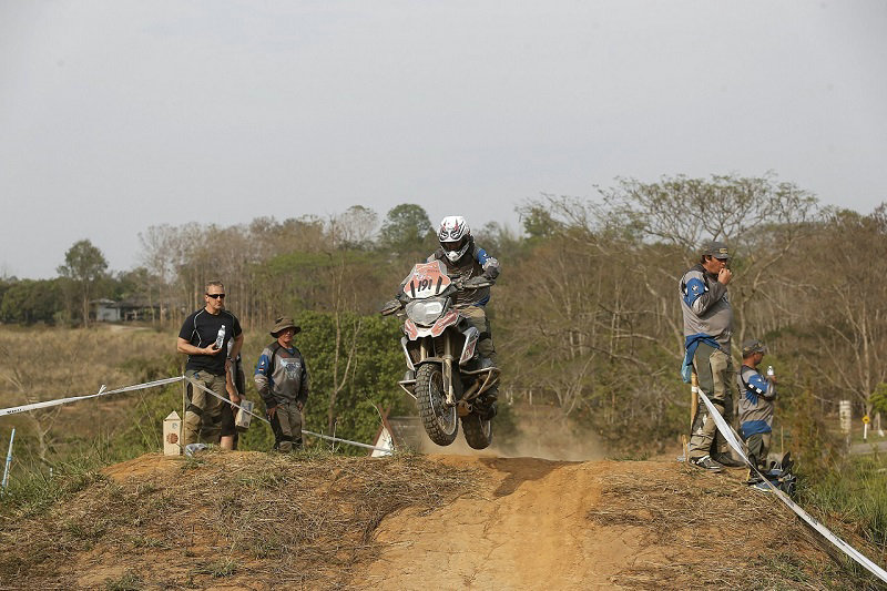 越野場(chǎng)地競(jìng)速