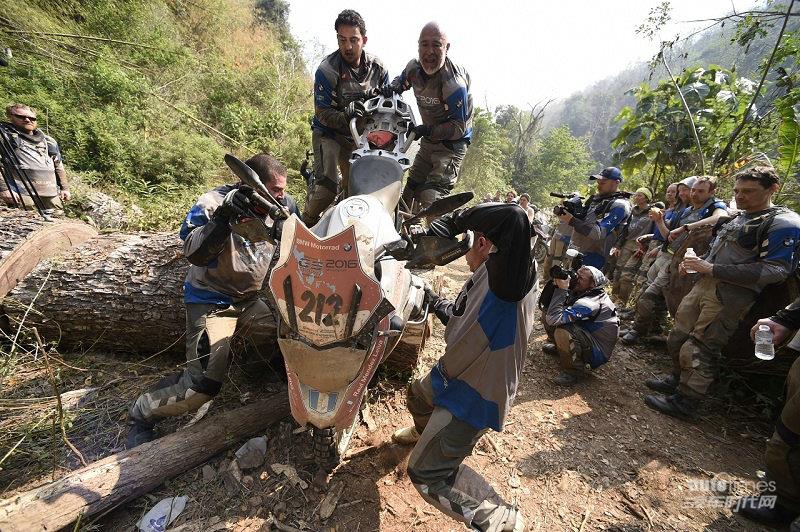 團(tuán)隊(duì)搬車越障