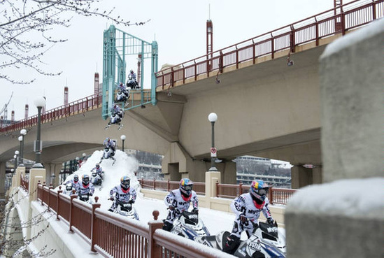 玩的就是野！極限運(yùn)動(dòng)大咖把雪地摩托車(chē)開(kāi)進(jìn)城市