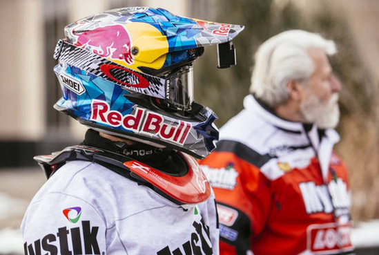 玩的就是野！極限運(yùn)動(dòng)大咖把雪地摩托車(chē)開(kāi)進(jìn)城市