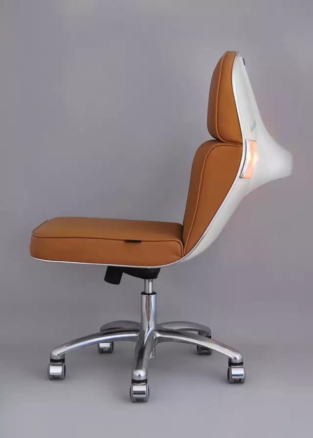 經(jīng)典摩托車Vespa變身辦公椅