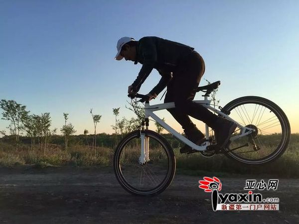 小齊在塔城大玩山地自行車 圖由環(huán)塔新聞中心 提供