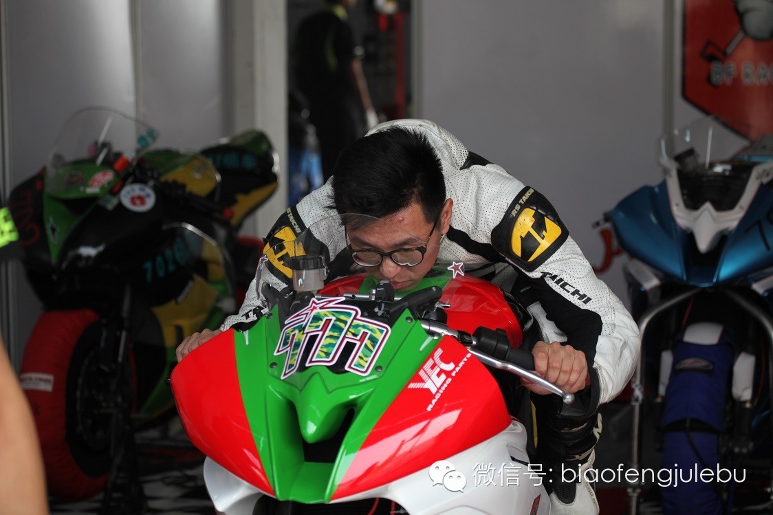 2015HiSpeed我是車手大獎賽北京飆風車隊李宗維修區(qū)發(fā)車奪得本地組600cc冠軍精彩視頻