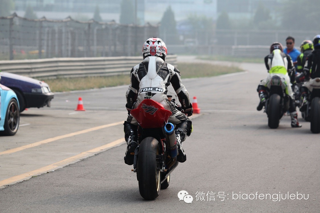 2015HiSpeed我是車手大獎賽北京飆風車隊李宗維修區(qū)發(fā)車奪得本地組600cc冠軍精彩視頻