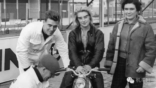 我想問一下，曼島TT有女騎士參加嗎？