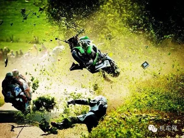 曼島傳來噩耗，一天之內(nèi)，兩名車手在比賽中撞車身亡