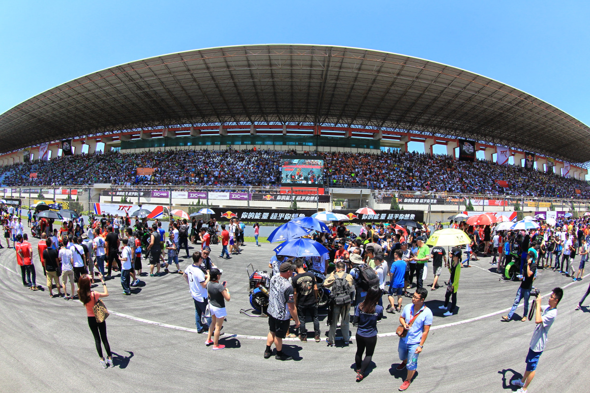 大看臺(tái)全景圖&mdash;&mdash;現(xiàn)場(chǎng)人潮涌動(dòng) 